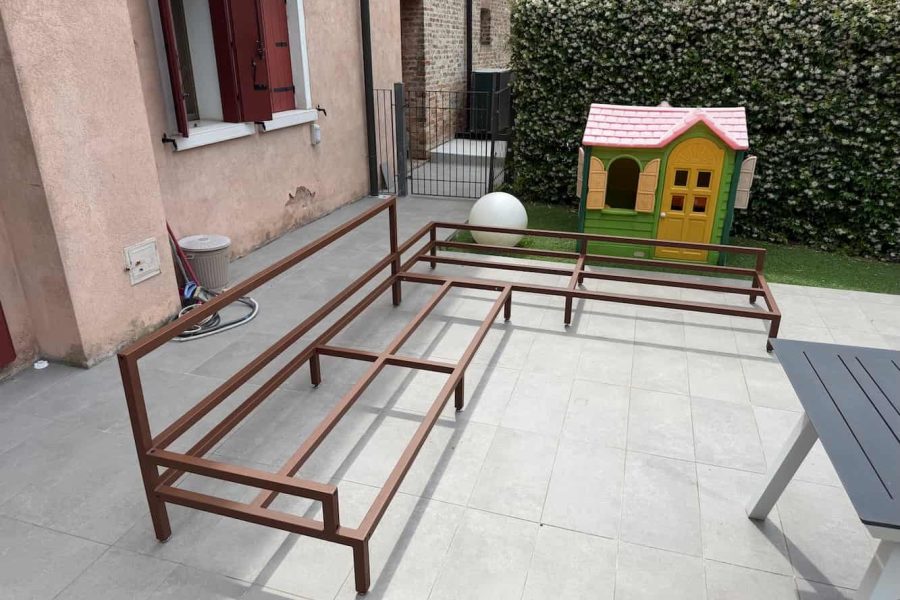 arredo in metallo per esterni